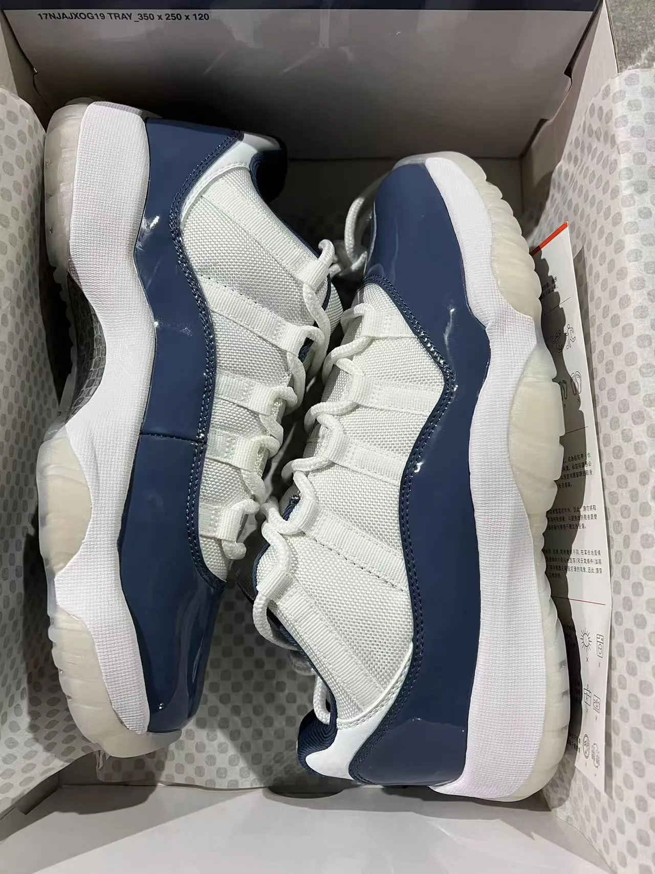 Tênis de basquete Air Jordan 11 em couro envernizado branco e azul-marinho 9