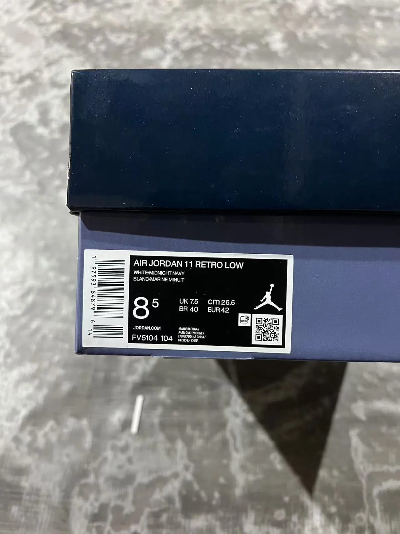Tênis de basquete Air Jordan 11 em couro envernizado branco e azul-marinho 10