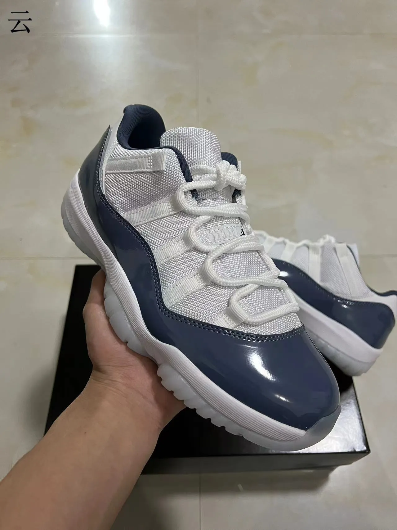 Air Jordan 11 白色海军蓝漆皮篮球鞋 2