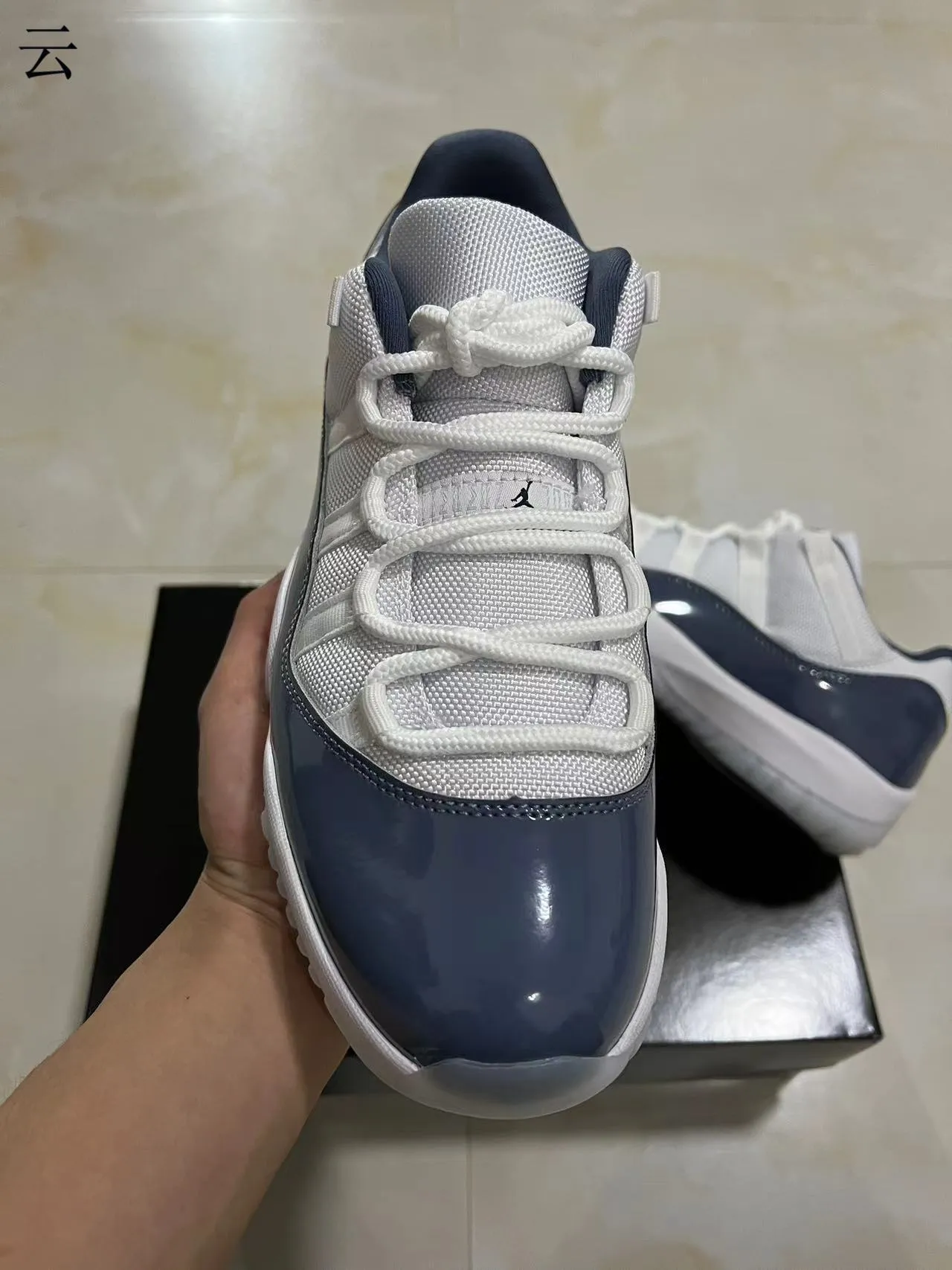 Air Jordan 11 白色海军蓝漆皮篮球鞋 3