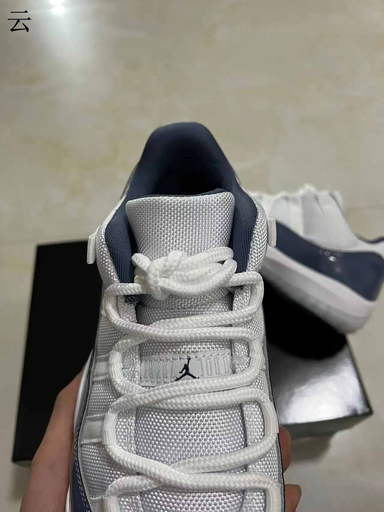 Air Jordan 11 白色海军蓝漆皮篮球鞋 4