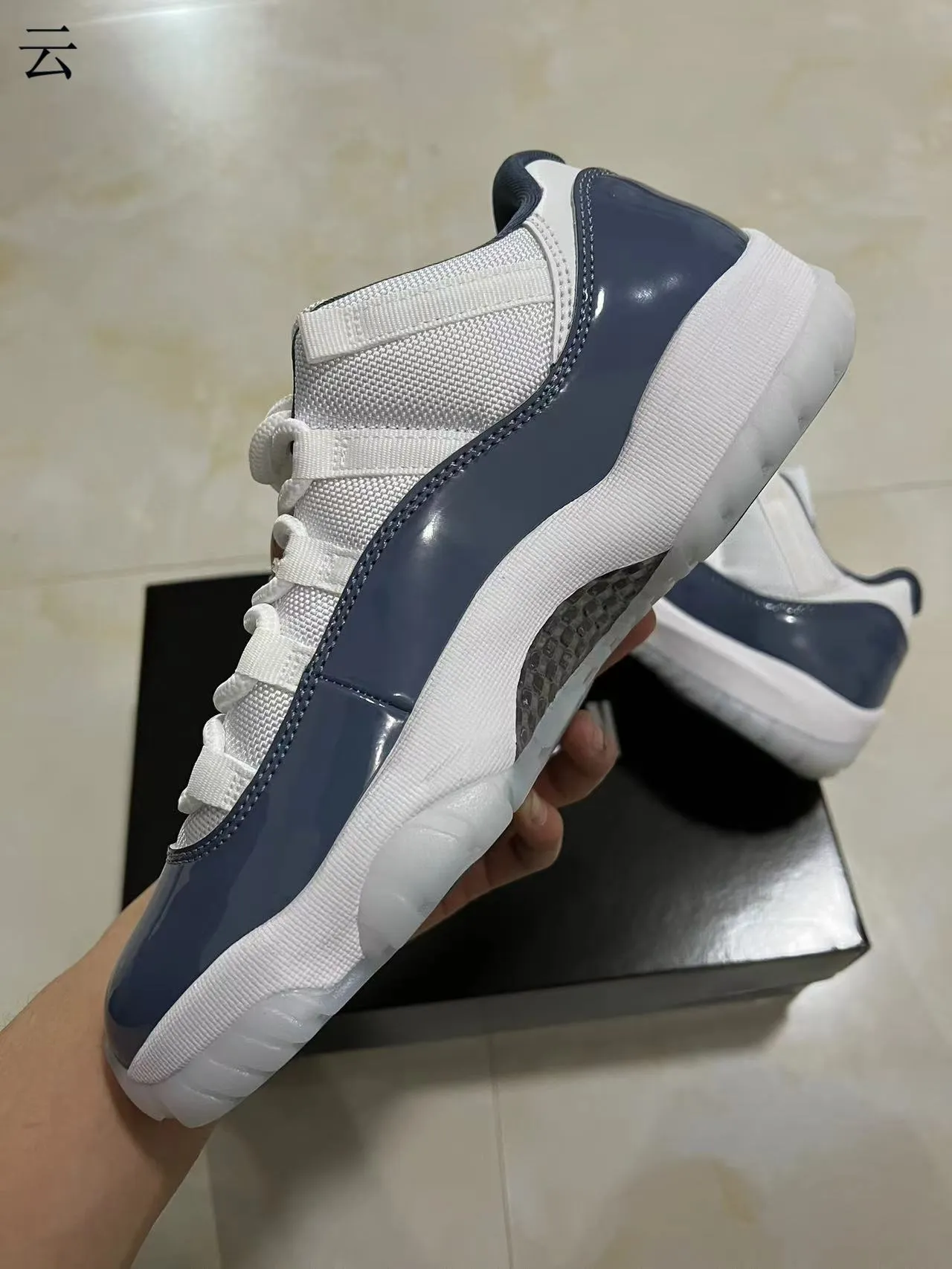 Air Jordan 11 白色海军蓝漆皮篮球鞋 5