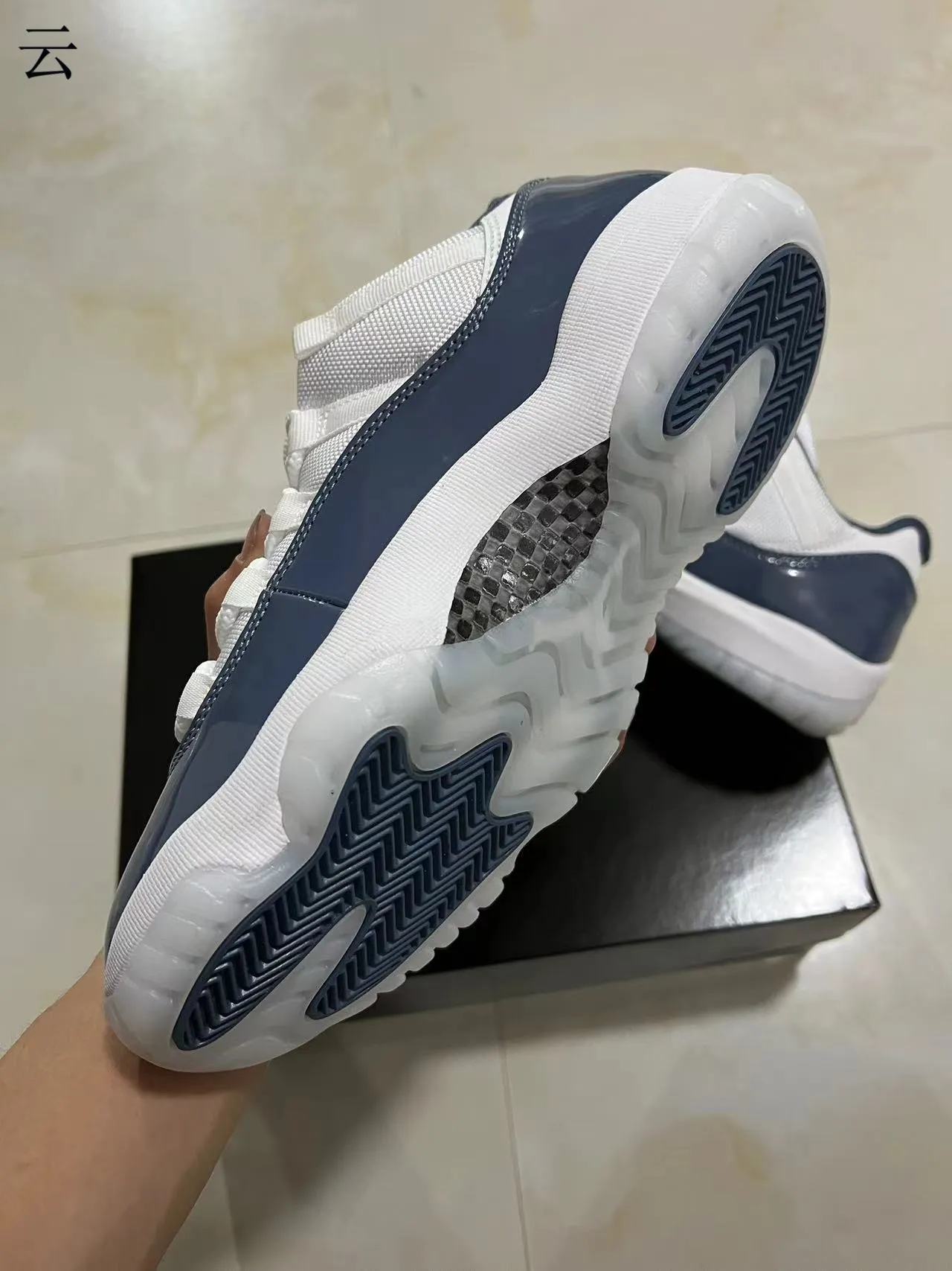 Air Jordan 11 白色海军蓝漆皮篮球鞋 6