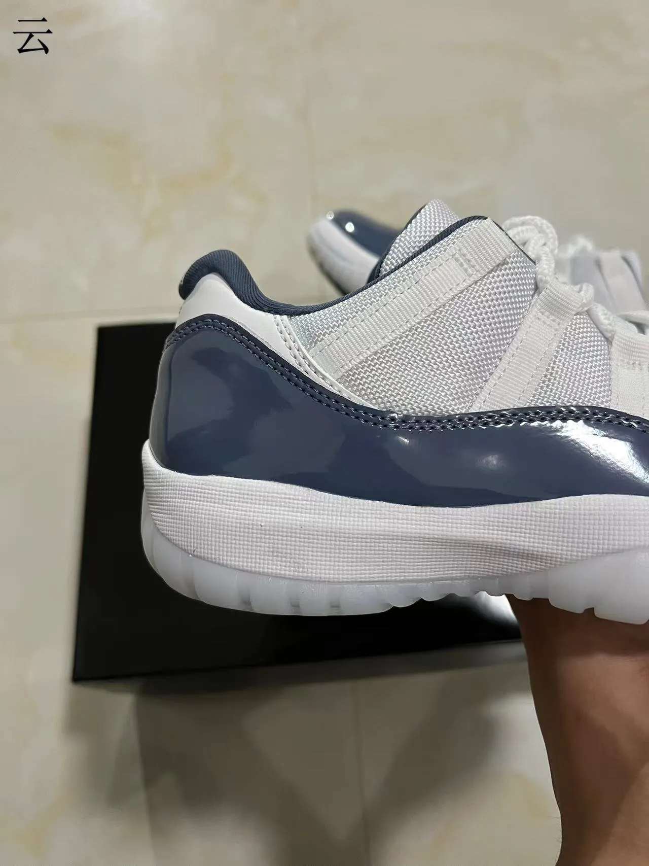 Air Jordan 11 白色海军蓝漆皮篮球鞋 7