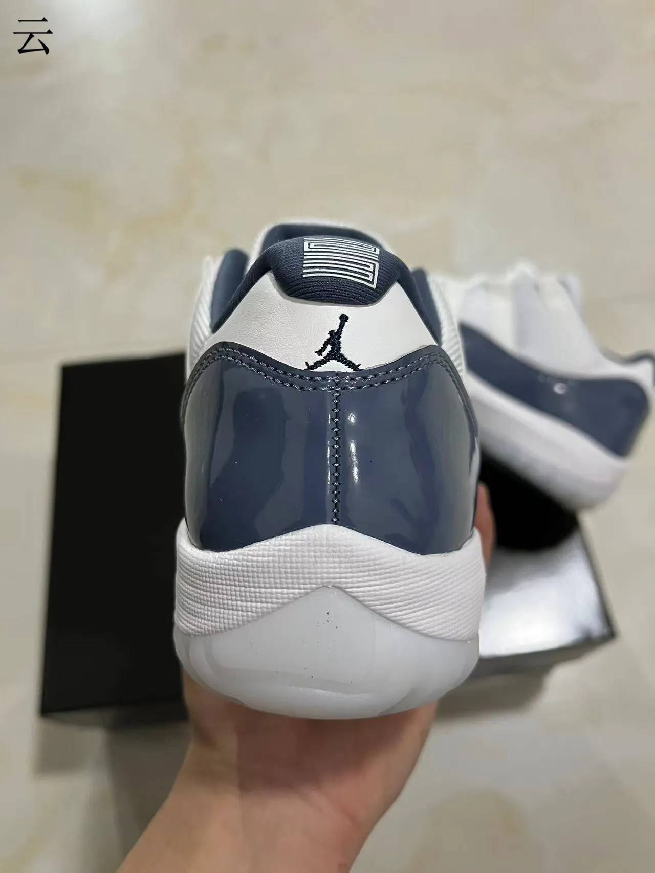 Air Jordan 11 白色海军蓝漆皮篮球鞋 8