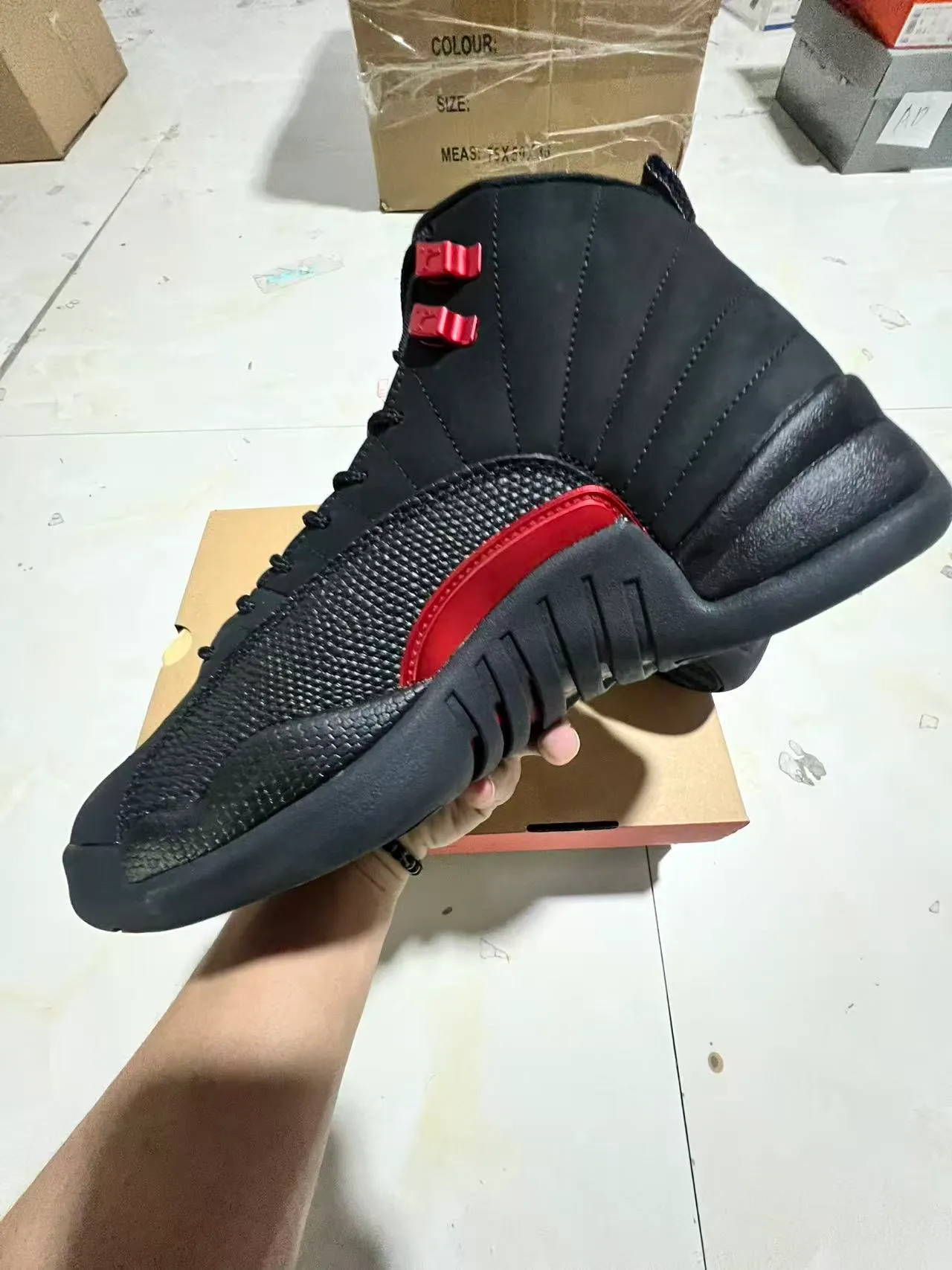 Air Jordan 12 黑红 JUMPMAN 篮球鞋 4
