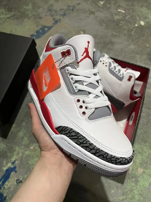 حذاء كرة السلة Air Jordan 3 باللون الأبيض والأحمر والرمادي بنقشة الفيل 2