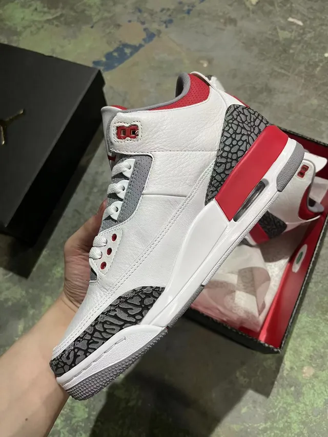 حذاء كرة السلة Air Jordan 3 باللون الأبيض والأحمر والرمادي بنقشة الفيل 3