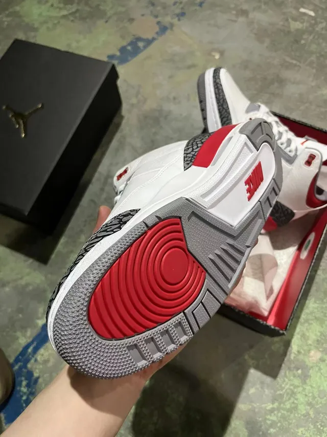 حذاء كرة السلة Air Jordan 3 باللون الأبيض والأحمر والرمادي بنقشة الفيل 4
