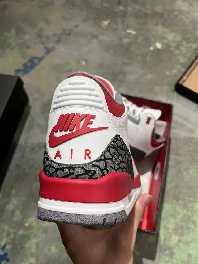 حذاء كرة السلة Air Jordan 3 باللون الأبيض والأحمر والرمادي بنقشة الفيل 5