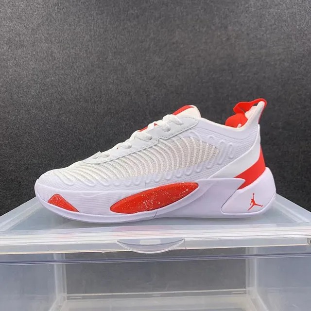 Zapatillas de baloncesto Air Jordan 37 Low blanco y rojo con parte superior de punto acanalado y mediasuela esculpida 2