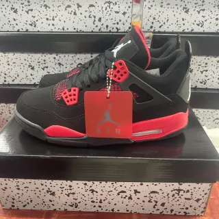 Air Jordan 4 কালো এবং ইউনিভার্সিটি রেড বাস্কেটবল জুতো