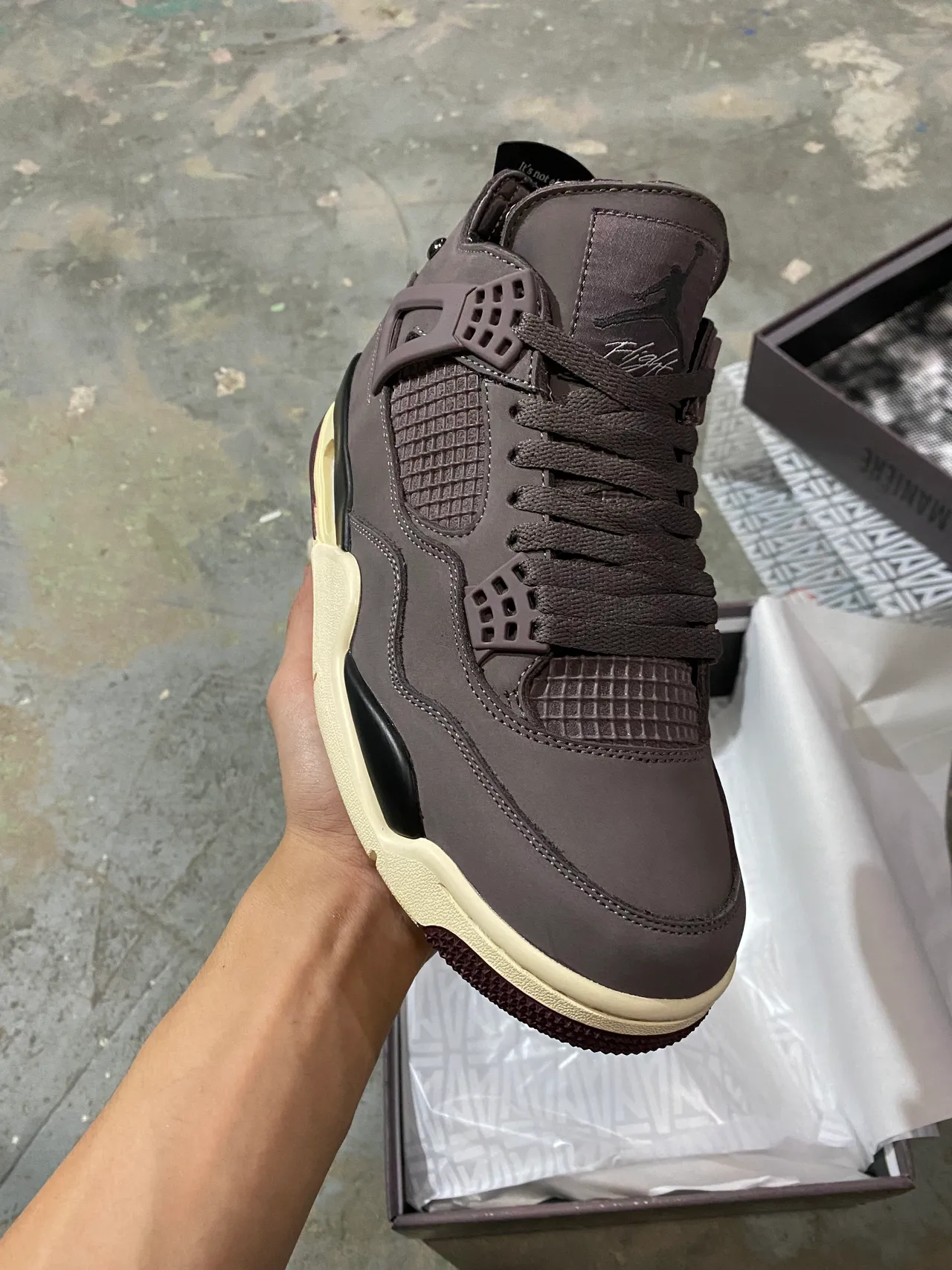 Zapatillas de baloncesto Air Jordan 4 marrón oscuro y crema 2