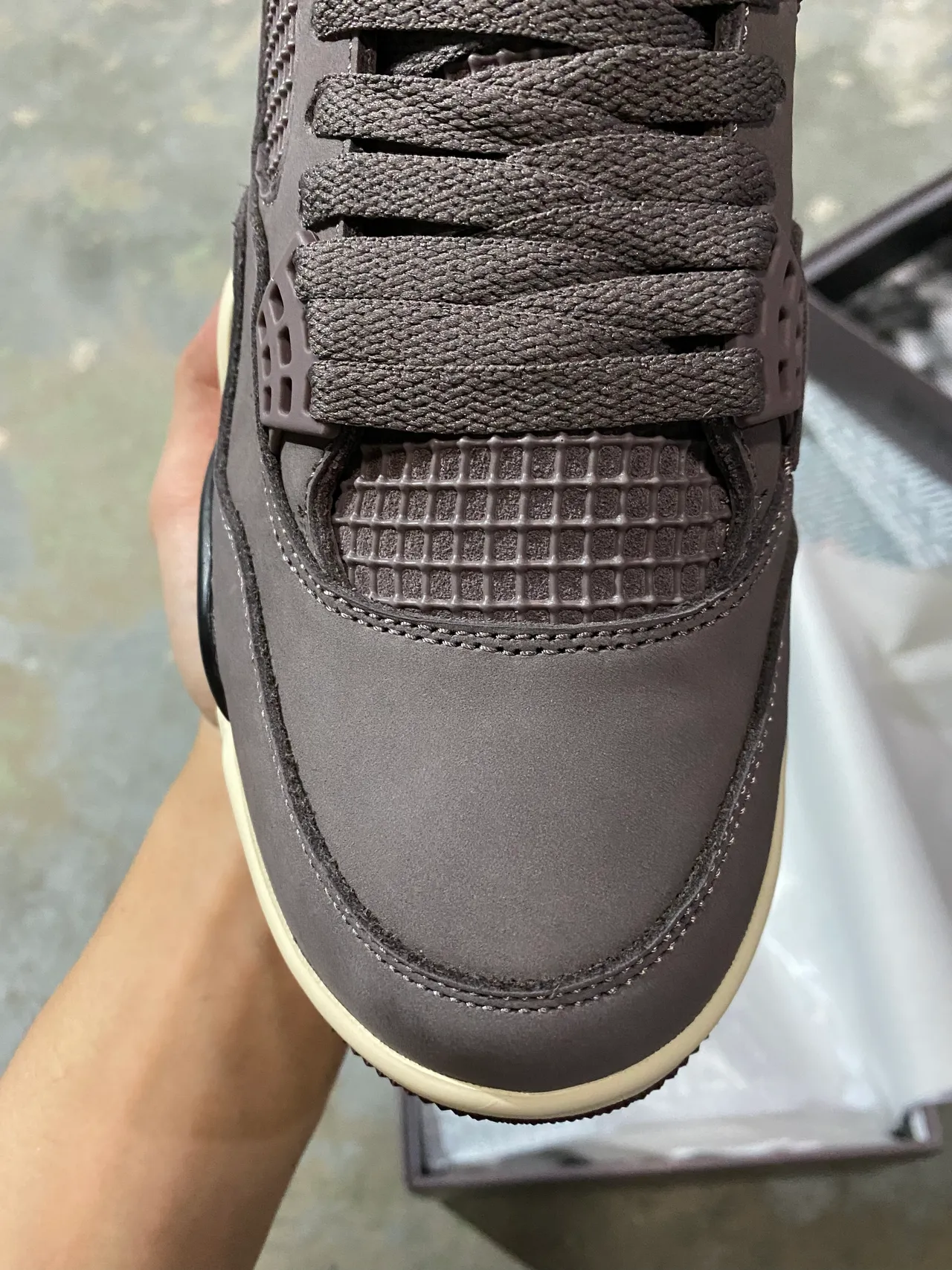 Zapatillas de baloncesto Air Jordan 4 marrón oscuro y crema 3