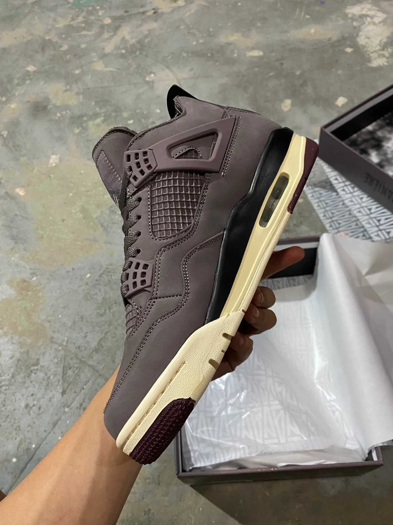 Zapatillas de baloncesto Air Jordan 4 marrón oscuro y crema 4