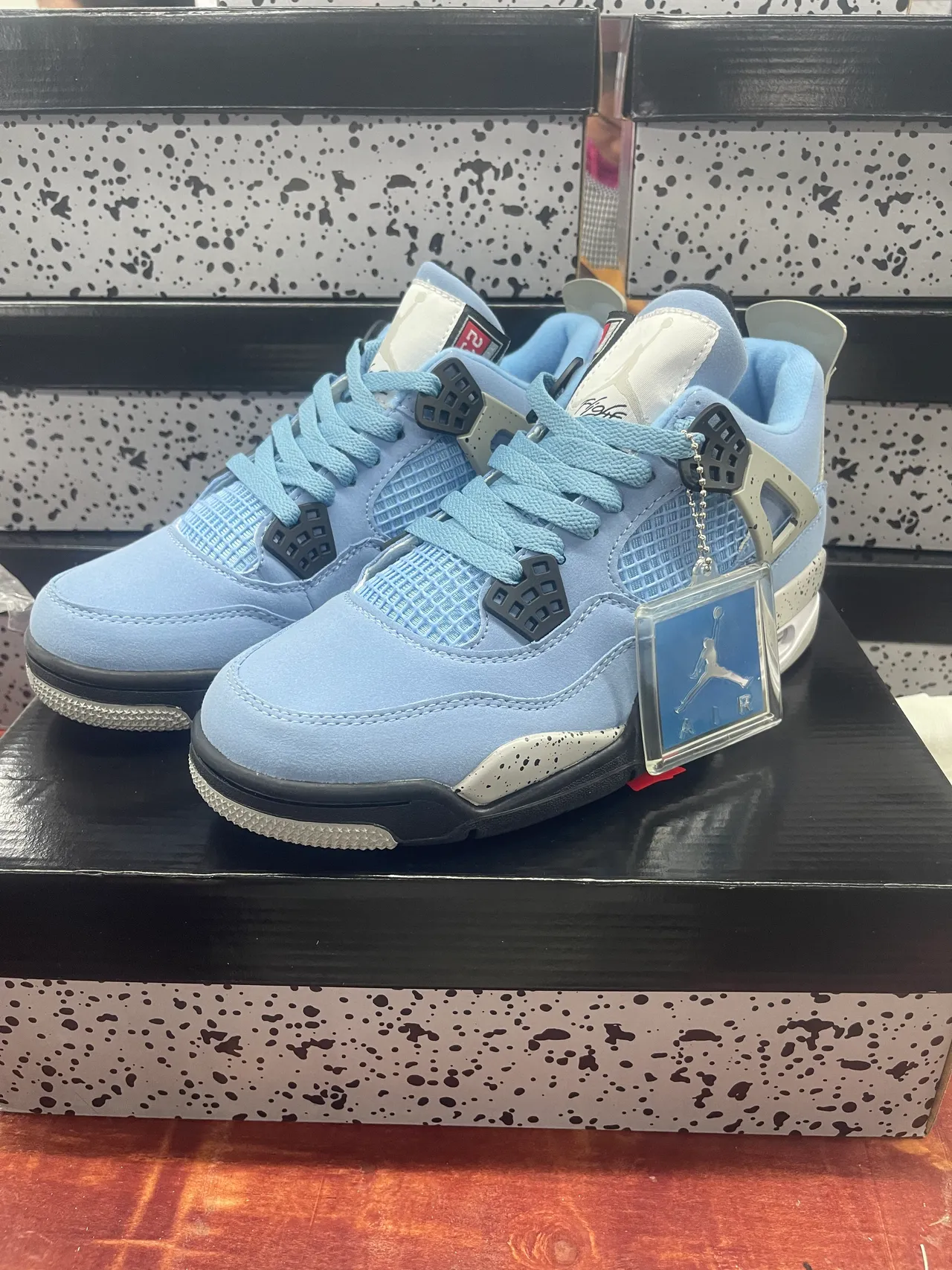 Tênis de basquete Air Jordan 4 azul-claro salpicado 5