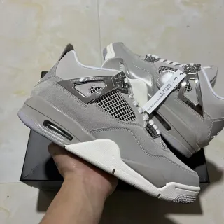 Tênis de basquete Air Jordan 4 em camurça cinza-claro com gaiola metálica