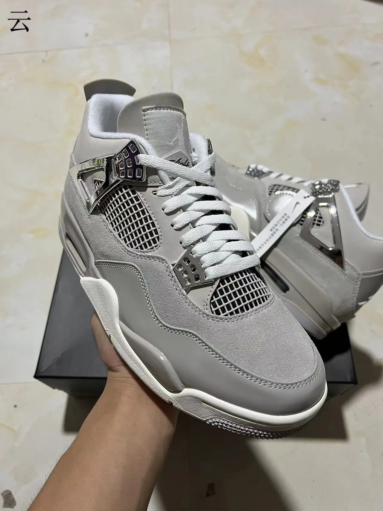 Tênis de basquete Air Jordan 4 em camurça cinza-claro com gaiola metálica 2