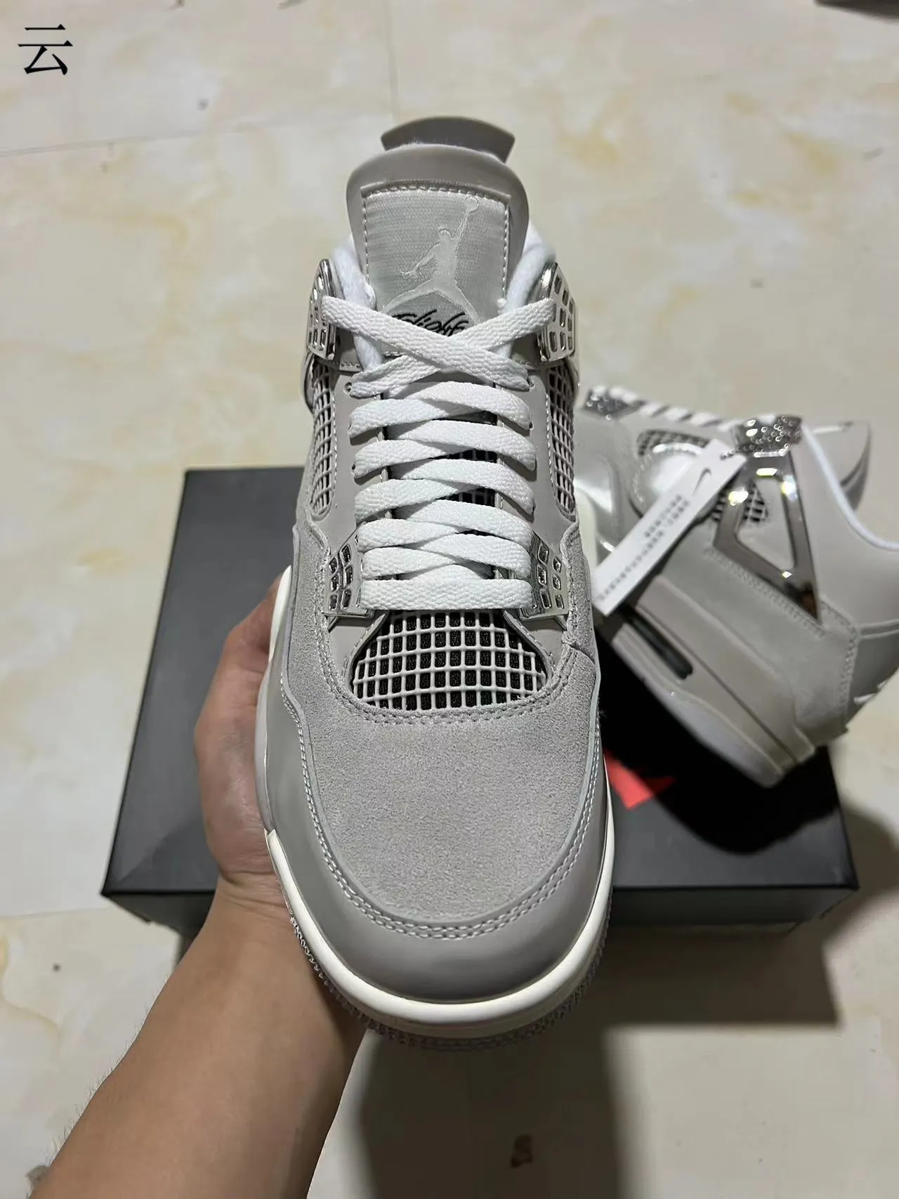 Tênis de basquete Air Jordan 4 em camurça cinza-claro com gaiola metálica 3
