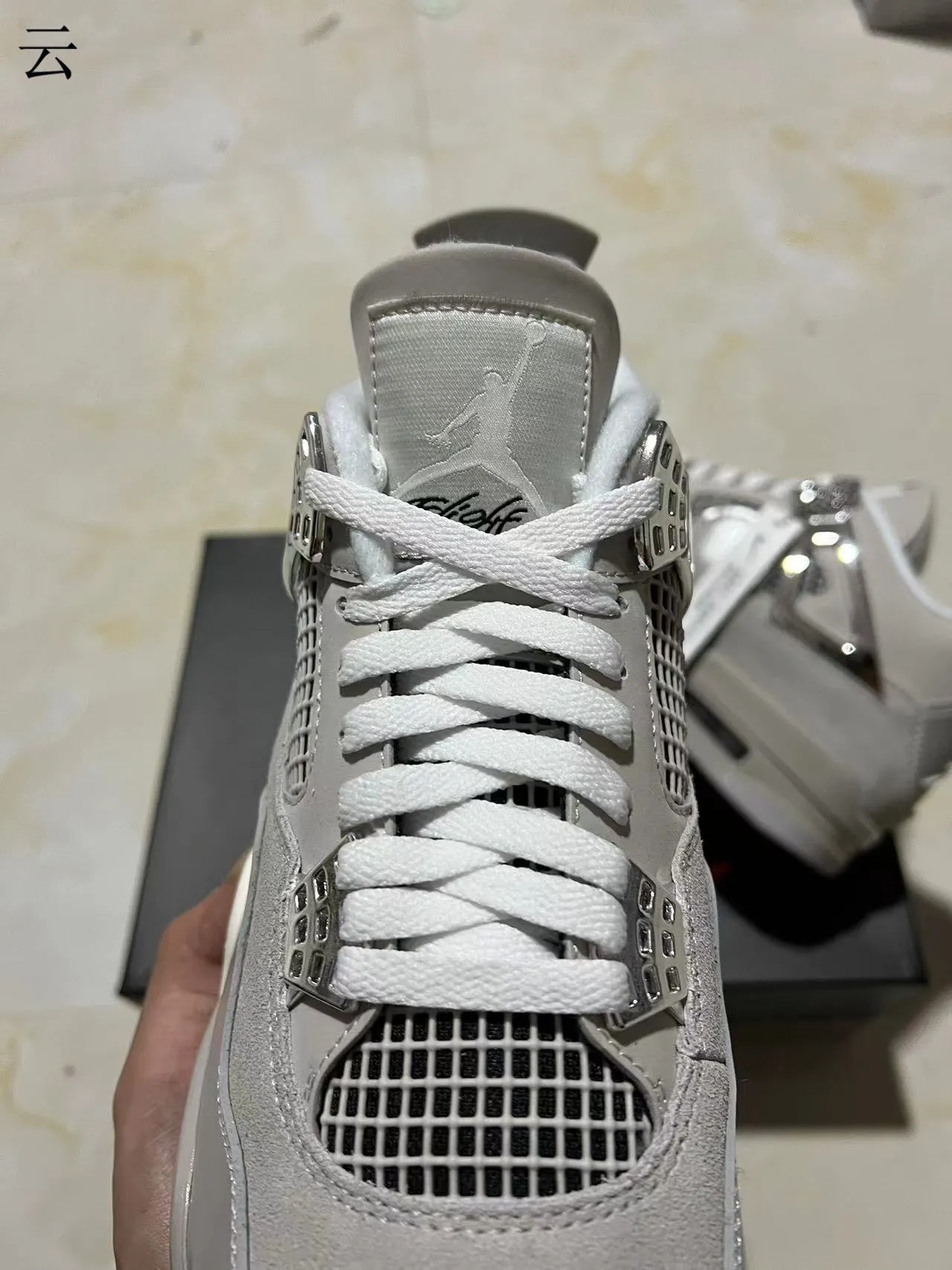 Tênis de basquete Air Jordan 4 em camurça cinza-claro com gaiola metálica 4