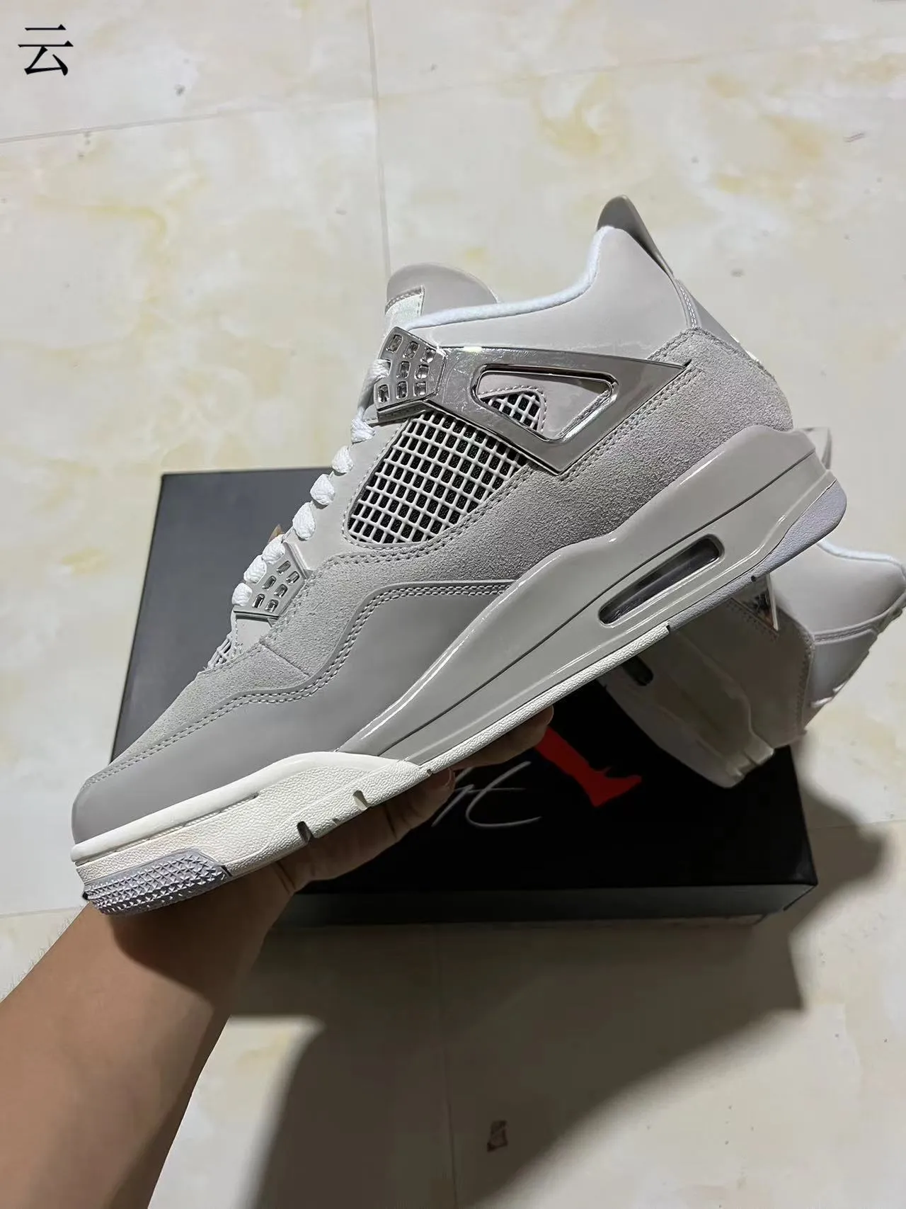 Tênis de basquete Air Jordan 4 em camurça cinza-claro com gaiola metálica 5