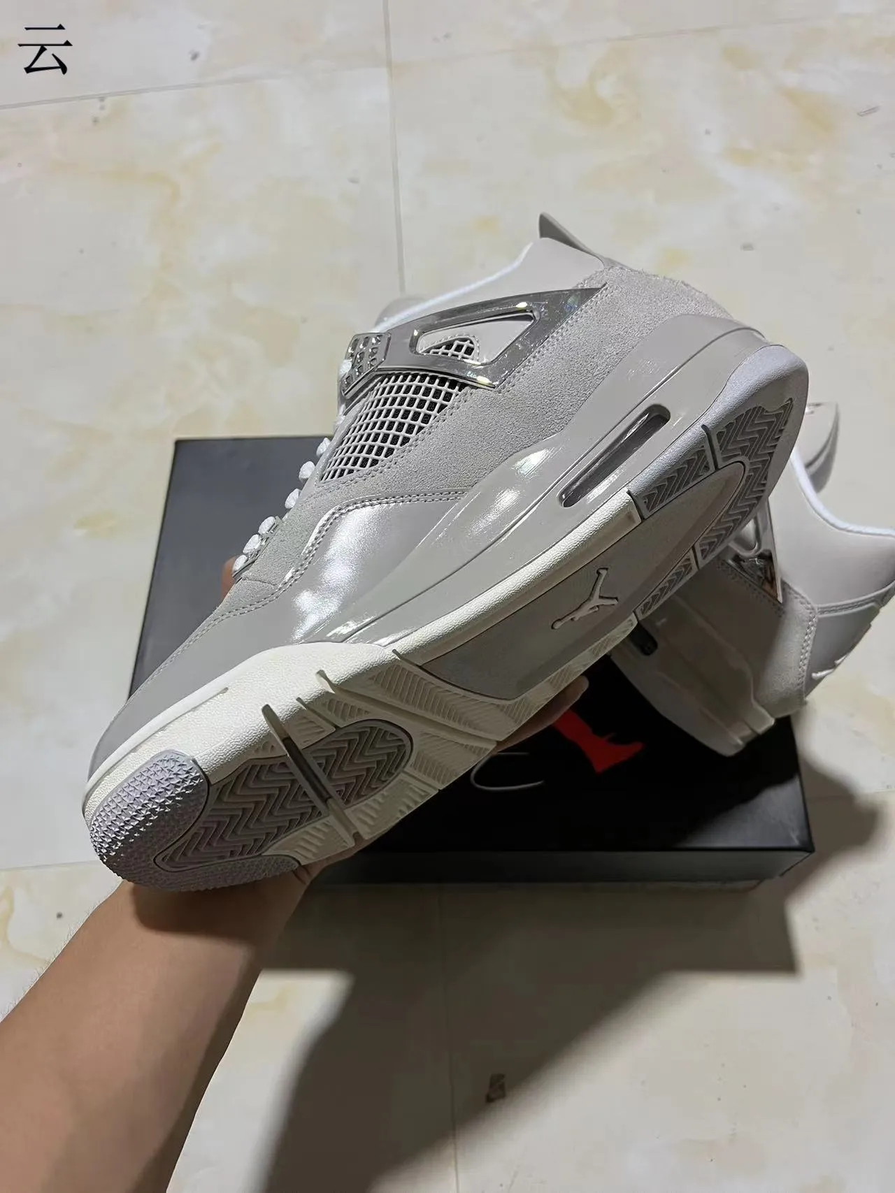 Tênis de basquete Air Jordan 4 em camurça cinza-claro com gaiola metálica 6