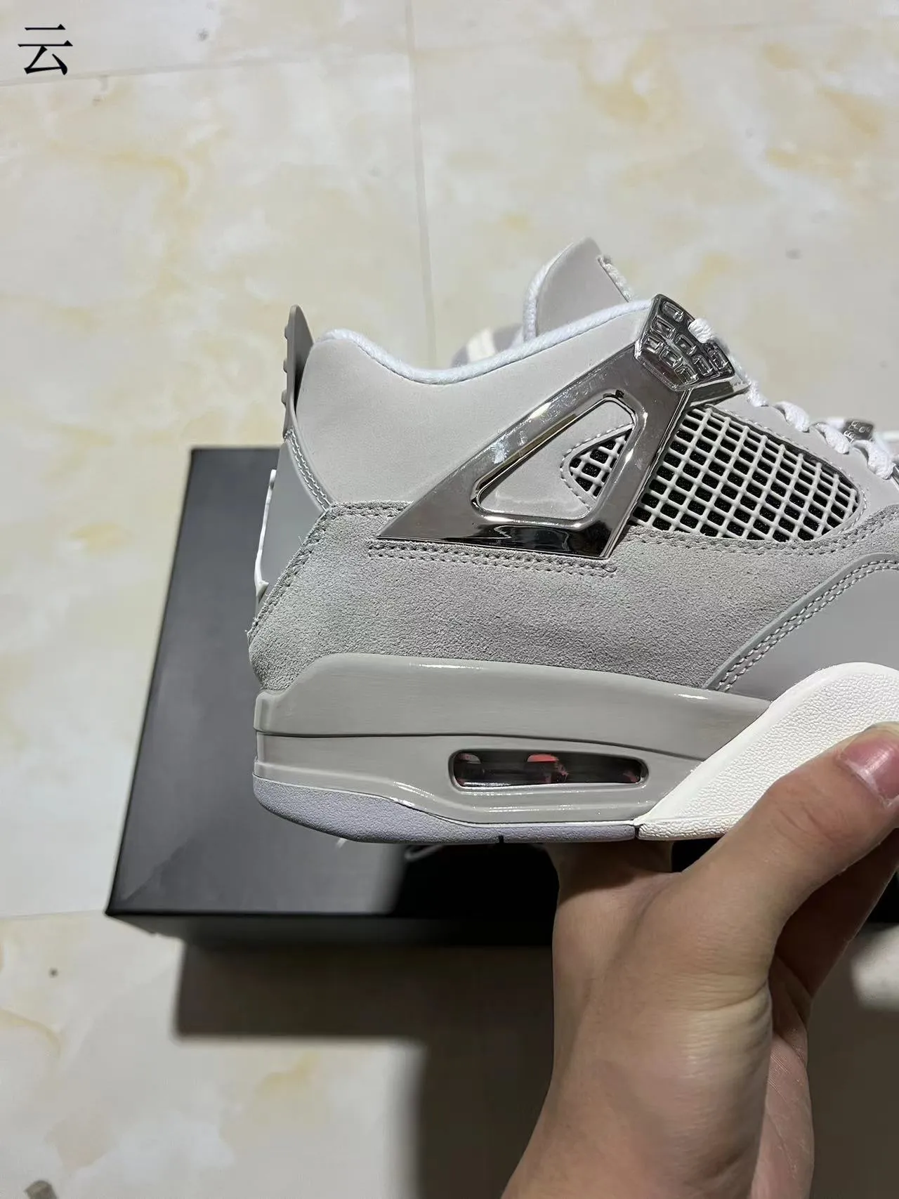 Tênis de basquete Air Jordan 4 em camurça cinza-claro com gaiola metálica 7
