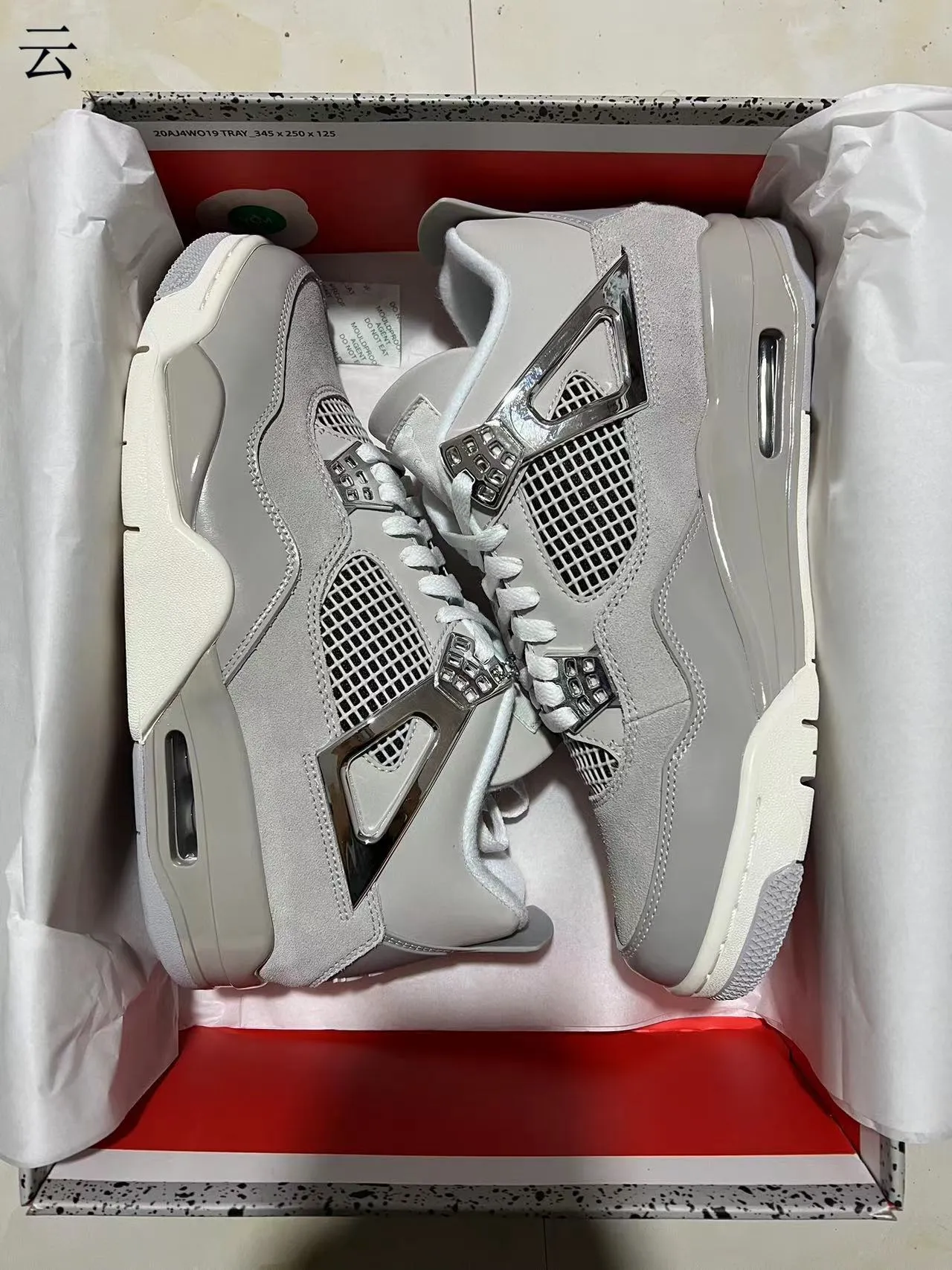 Tênis de basquete Air Jordan 4 em camurça cinza-claro com gaiola metálica 9