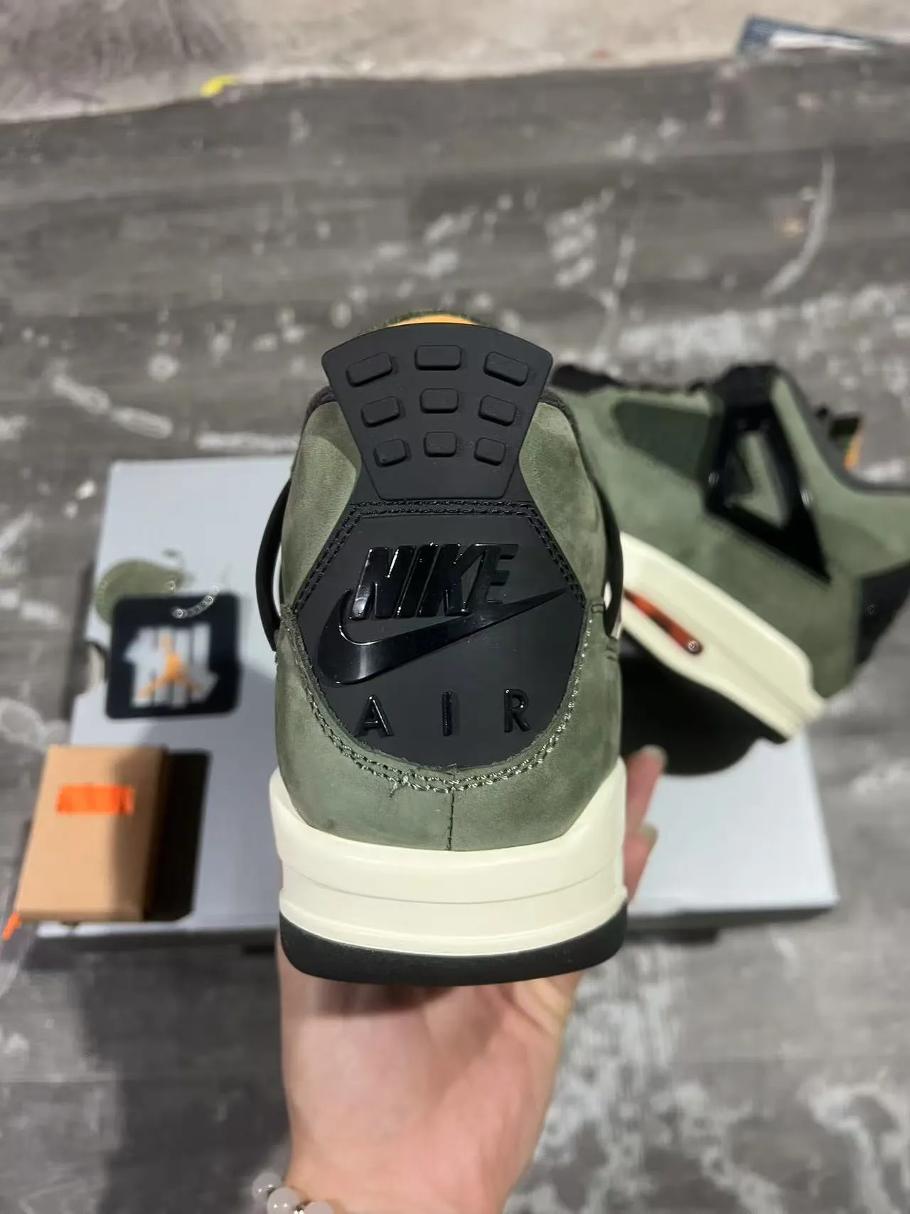 Air Jordan 4 Chaussures de Basketball Vert Olive Daim Noir Cage 7