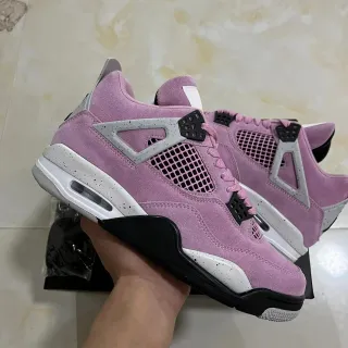 Tênis de basquete Air Jordan 4 em camurça rosa e branco salpicado