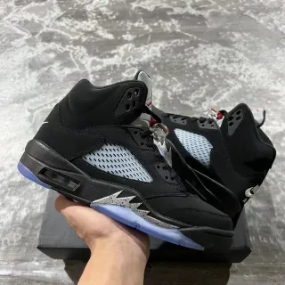 Tênis de basquete Air Jordan 5 preto e azul claro com sola translúcida