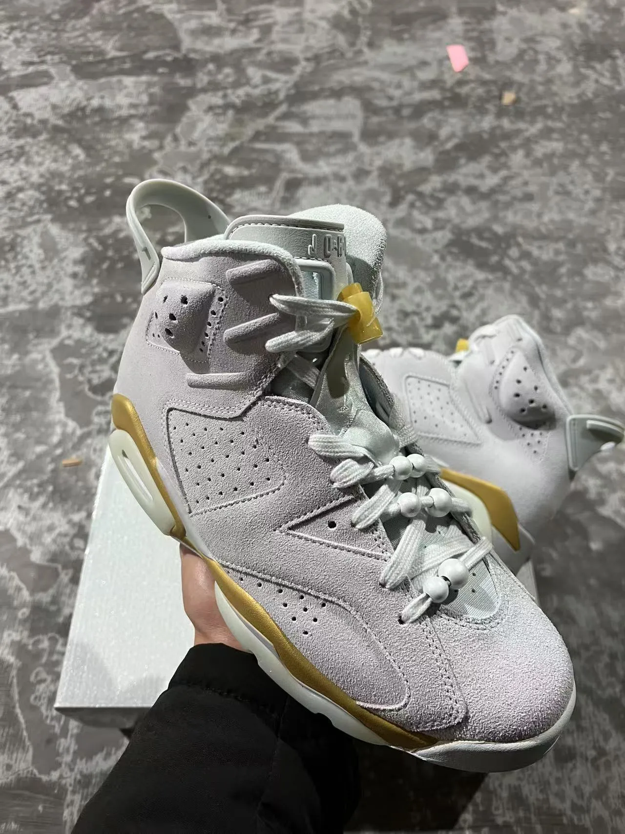 Air Jordan 6 हल्के भूरे और सुनहरे बास्केटबॉल जूते 2