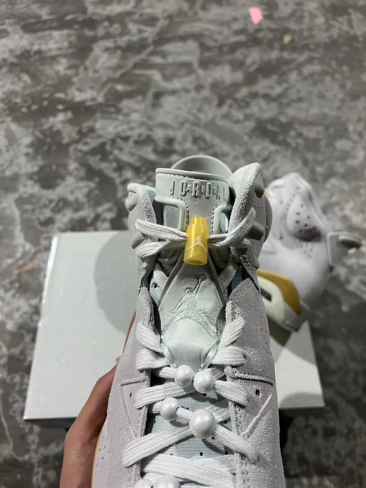 Air Jordan 6 हल्के भूरे और सुनहरे बास्केटबॉल जूते 4
