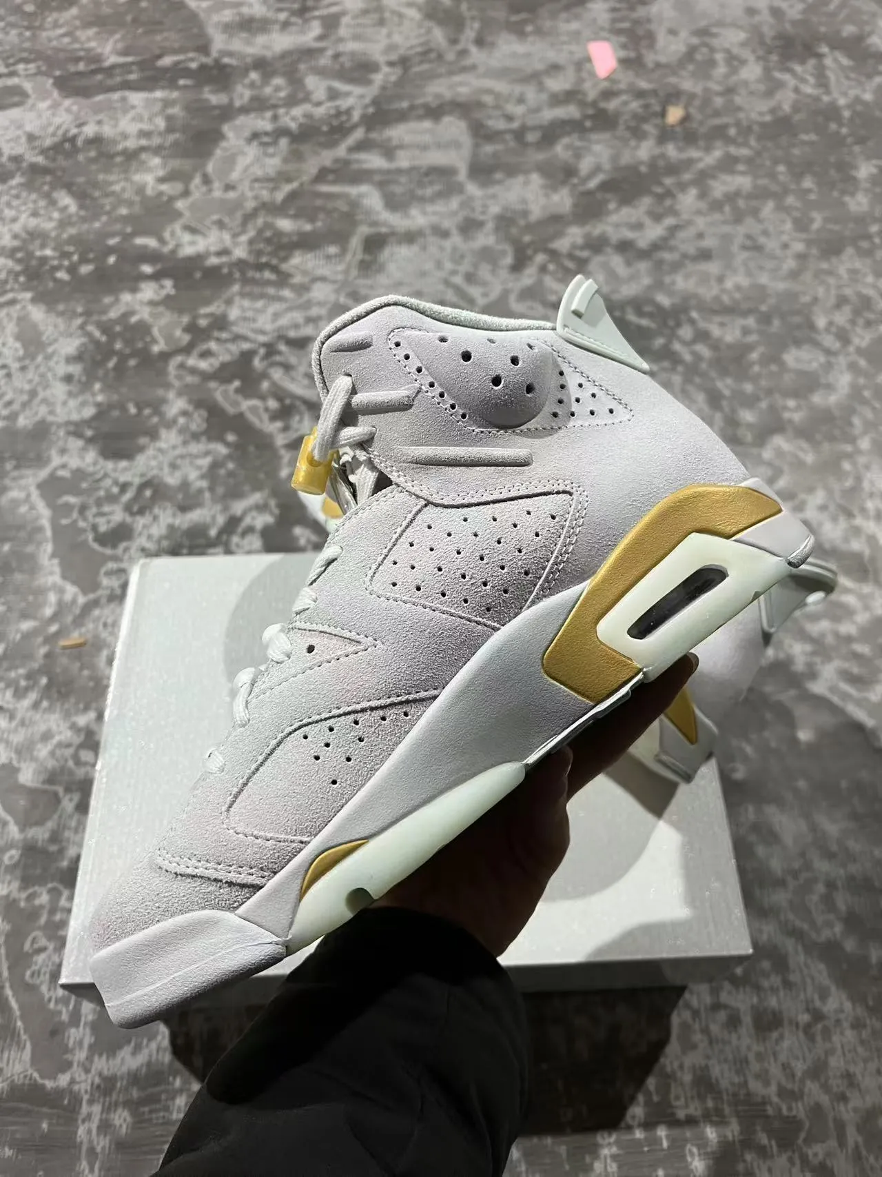 Air Jordan 6 हल्के भूरे और सुनहरे बास्केटबॉल जूते 5