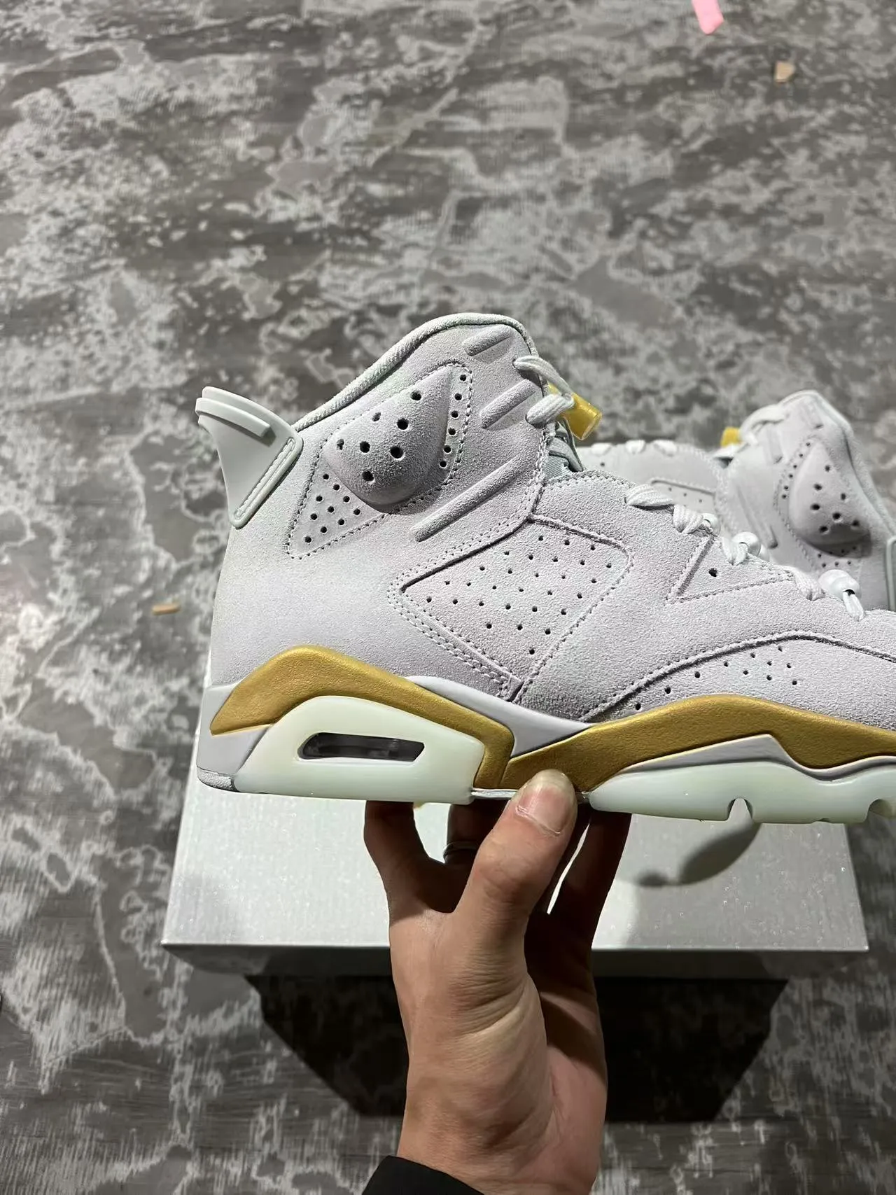 Air Jordan 6 हल्के भूरे और सुनहरे बास्केटबॉल जूते 7