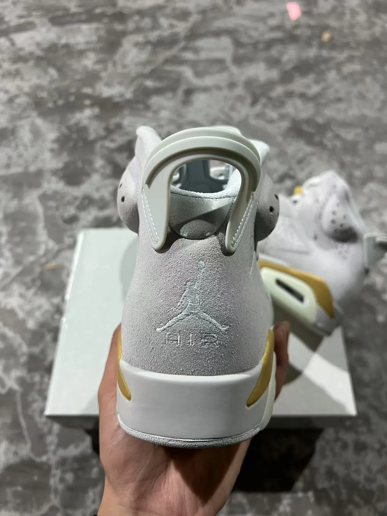 Air Jordan 6 हल्के भूरे और सुनहरे बास्केटबॉल जूते 8