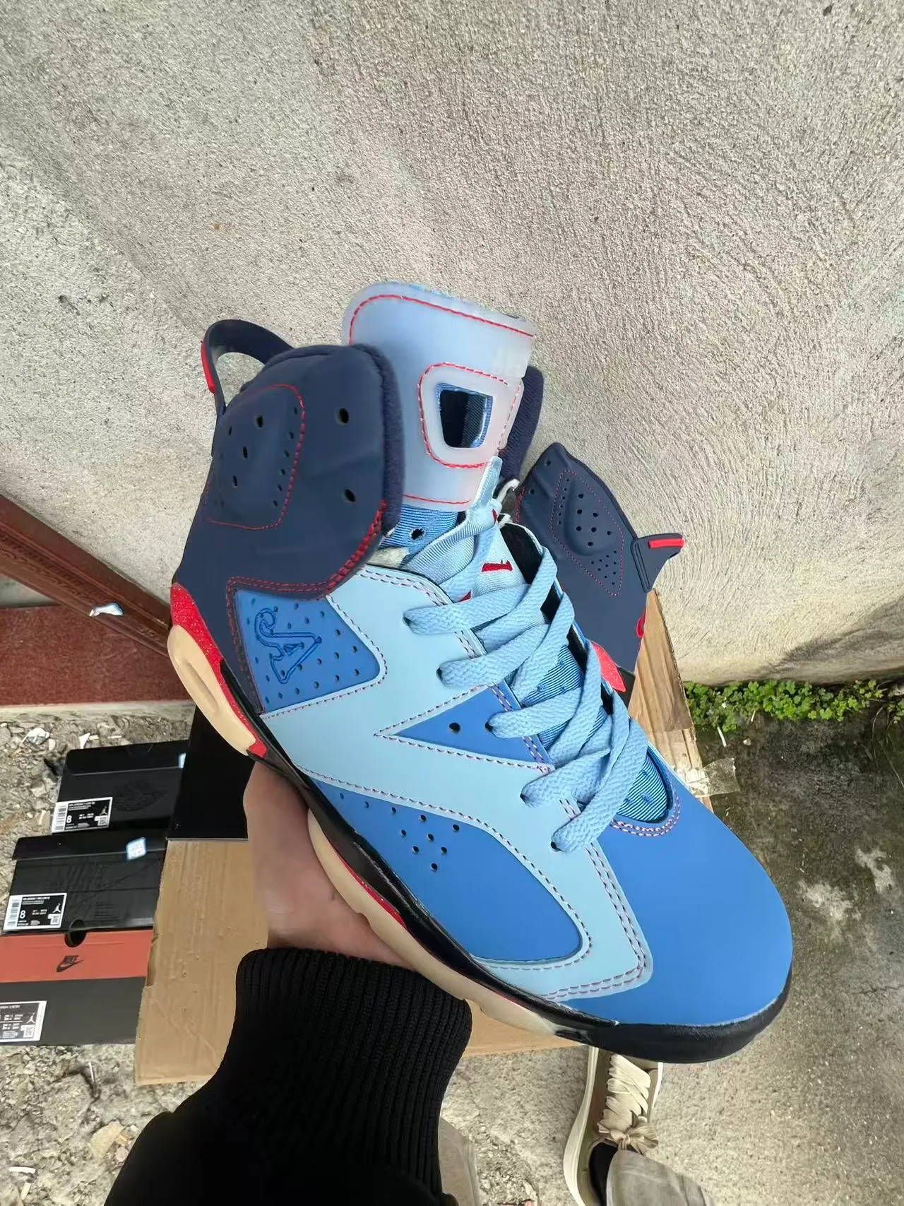 Tênis de basquete Air Jordan 6 azul-marinho, azul-claro e pontilhado vermelho 2