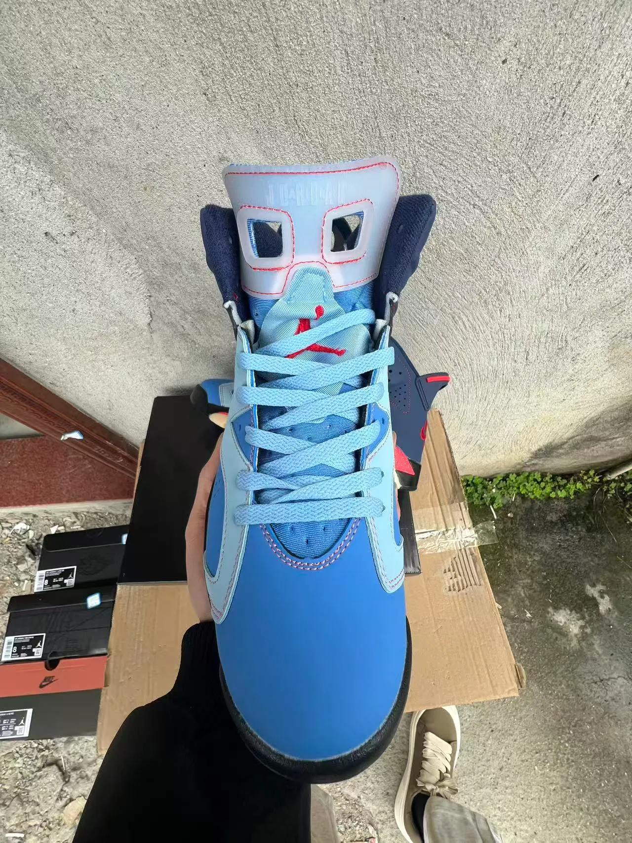 Tênis de basquete Air Jordan 6 azul-marinho, azul-claro e pontilhado vermelho 3