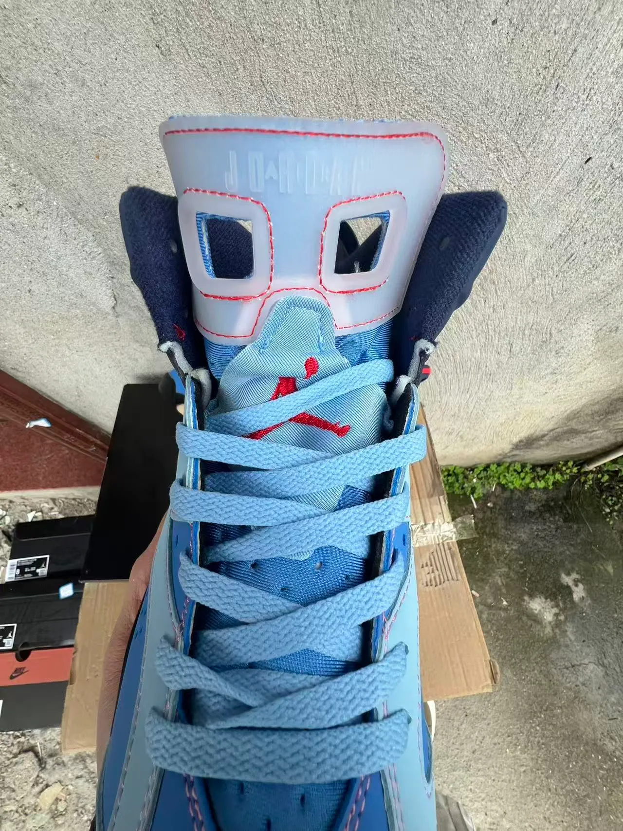 Tênis de basquete Air Jordan 6 azul-marinho, azul-claro e pontilhado vermelho 4