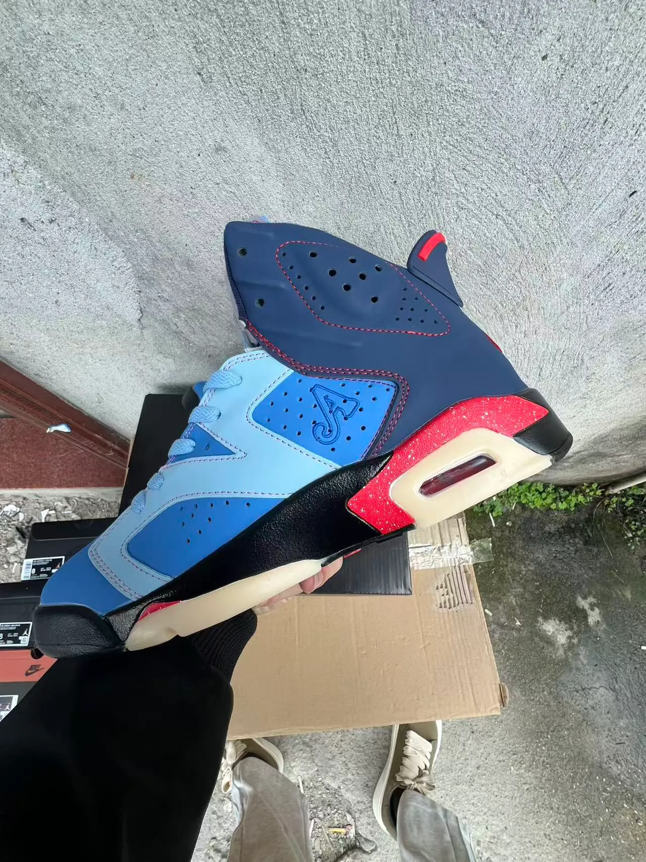 Tênis de basquete Air Jordan 6 azul-marinho, azul-claro e pontilhado vermelho 5