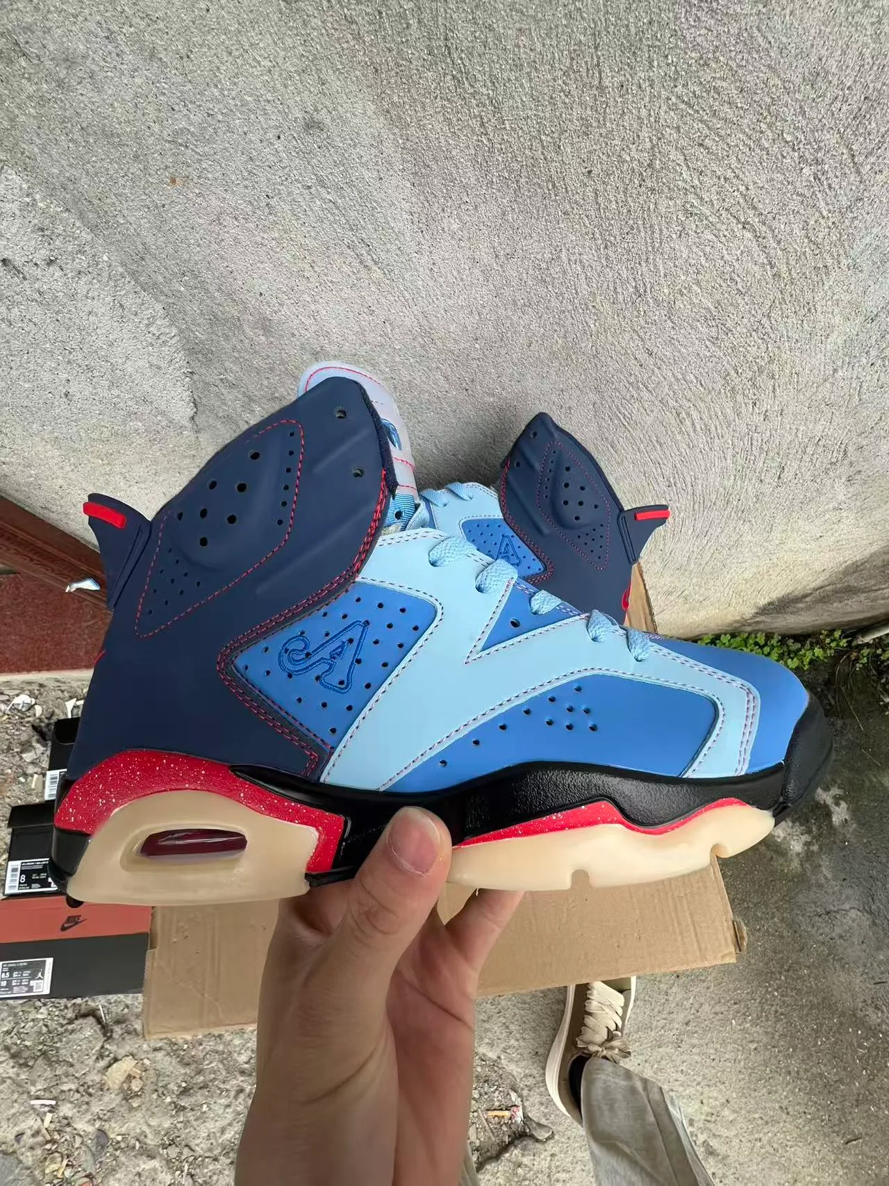 Tênis de basquete Air Jordan 6 azul-marinho, azul-claro e pontilhado vermelho 7