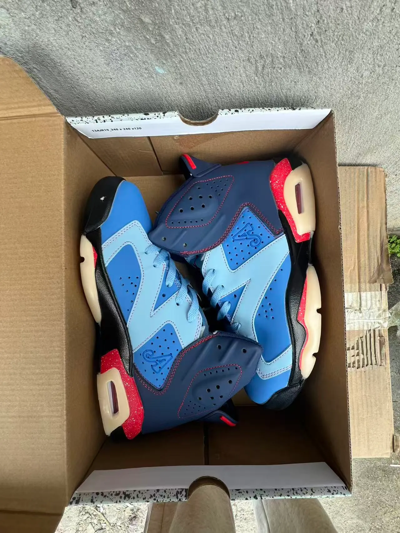 Tênis de basquete Air Jordan 6 azul-marinho, azul-claro e pontilhado vermelho 9