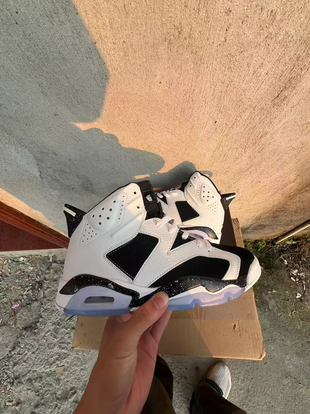 Zapatillas de baloncesto Air Jordan 6 en blanco y negro con entresuela moteada 7