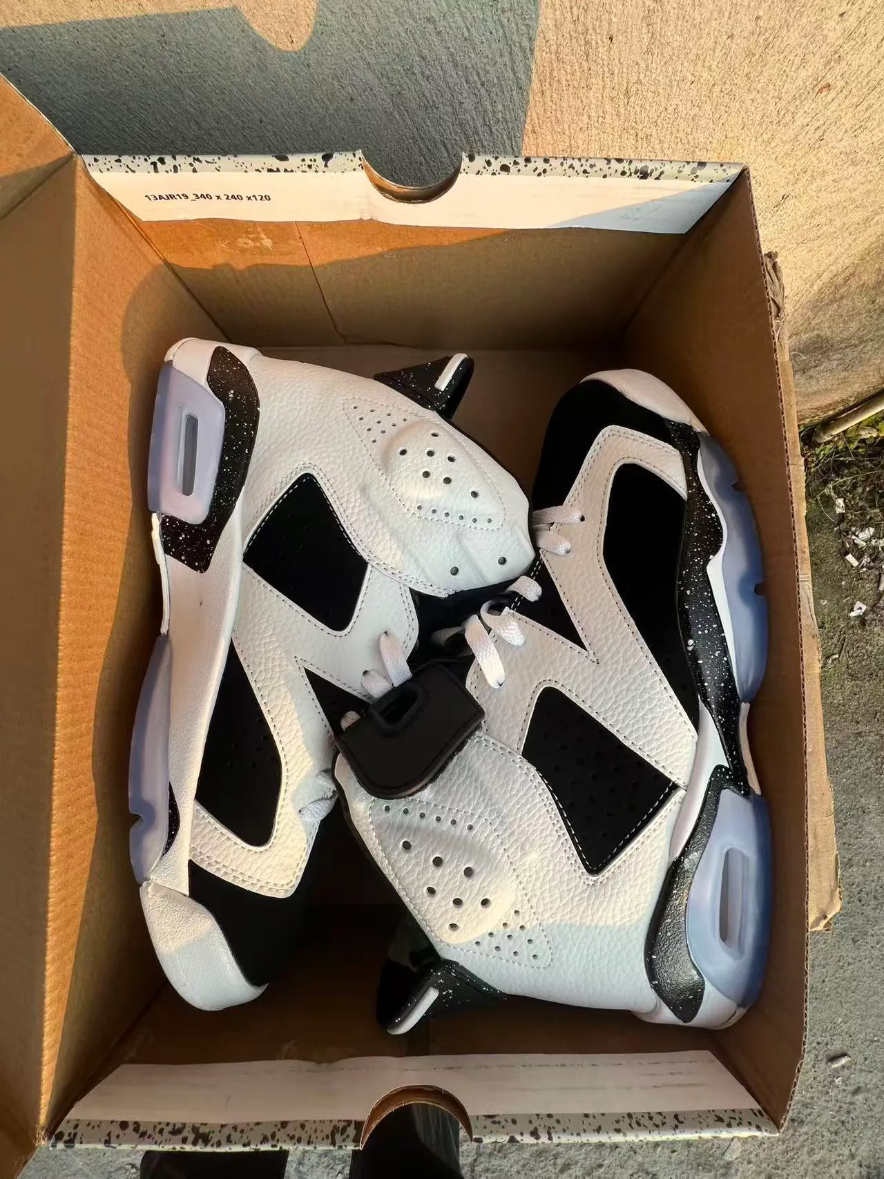 Zapatillas de baloncesto Air Jordan 6 en blanco y negro con entresuela moteada 9