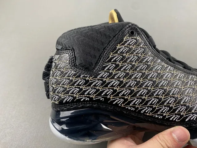 حذاء كرة السلة Air Jordan باللونين الأسود والذهبي بجزء علوي شبكي منسوج وكتابة توقيع مميزة 2