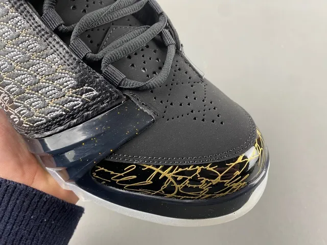 حذاء كرة السلة Air Jordan باللونين الأسود والذهبي بجزء علوي شبكي منسوج وكتابة توقيع مميزة 3
