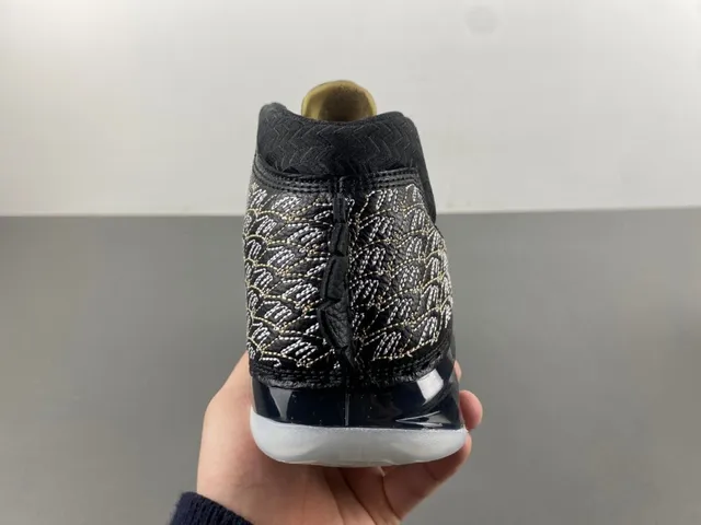 حذاء كرة السلة Air Jordan باللونين الأسود والذهبي بجزء علوي شبكي منسوج وكتابة توقيع مميزة 4