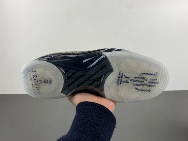 حذاء كرة السلة Air Jordan باللونين الأسود والذهبي بجزء علوي شبكي منسوج وكتابة توقيع مميزة 9