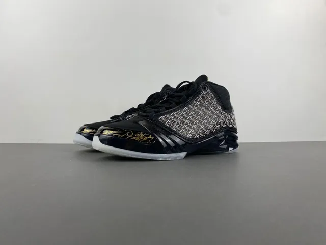حذاء كرة السلة Air Jordan باللونين الأسود والذهبي بجزء علوي شبكي منسوج وكتابة توقيع مميزة 10