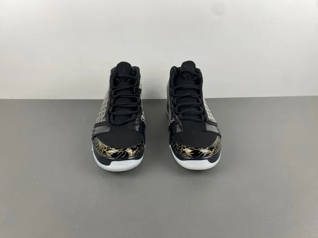 حذاء كرة السلة Air Jordan باللونين الأسود والذهبي بجزء علوي شبكي منسوج وكتابة توقيع مميزة 11